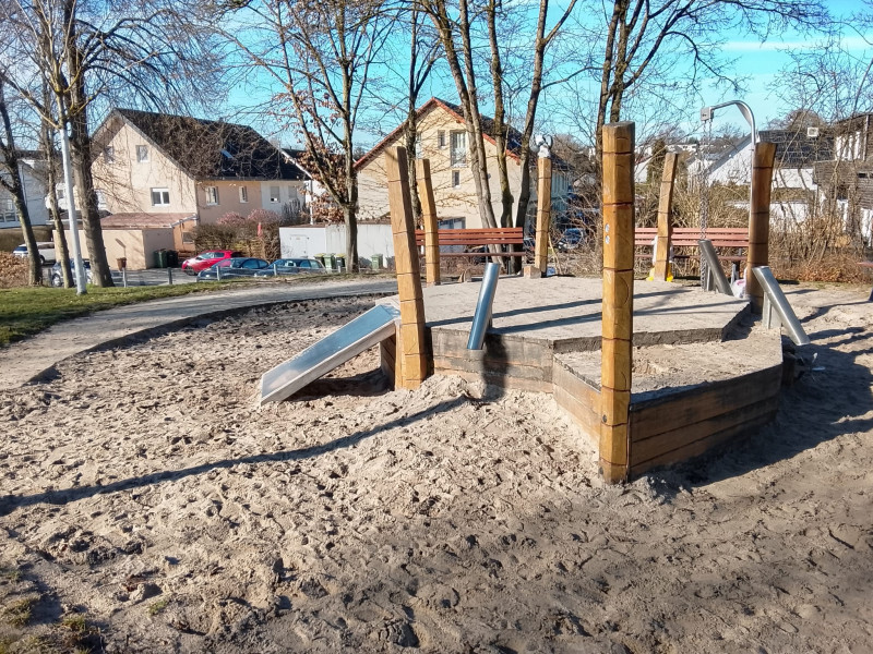 Öffentlicher Spielplatz in Laufnähe