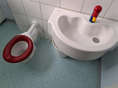 Kindergerechtes WC und Waschbecken